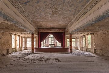 Danszaal met piano  in een verlaten sanatorium van John Noppen