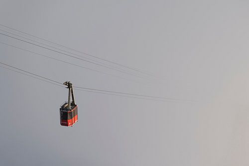 Die Seilbahn, die in den Nebel fährt