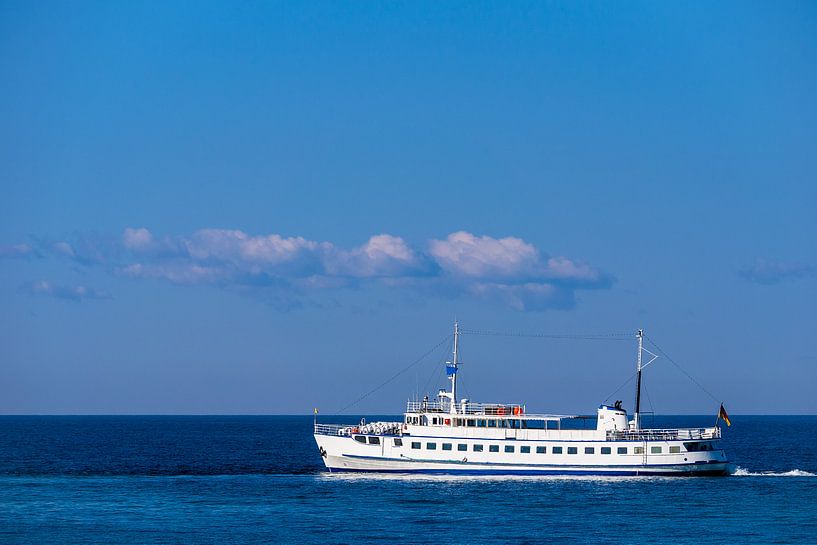 Ein Schiff auf der Ostsee vor Kühlungsborn von Rico Ködder