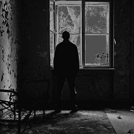 Mann steht am Fenster von Frank Herrmann