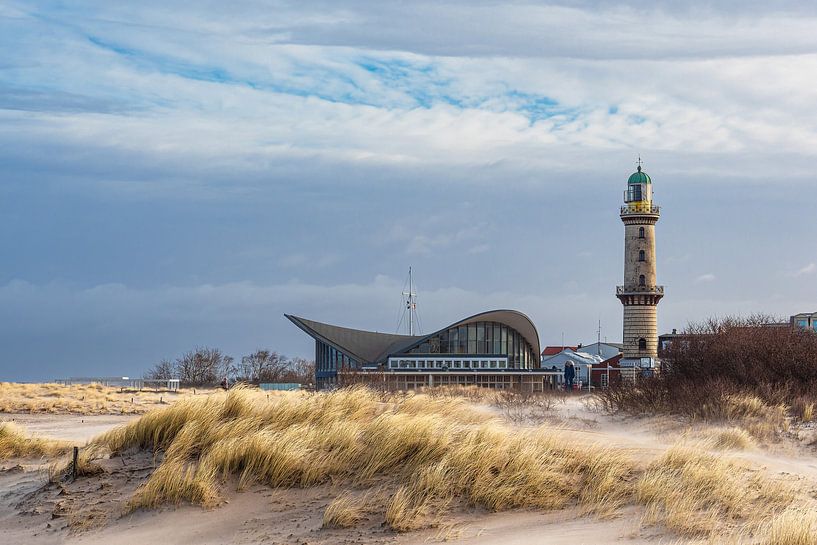 Uitzicht op de vuurtoren en de Teepott in de Oostzeebadplaats Warnemünd van Rico Ködder