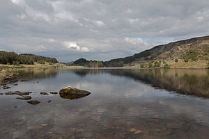 Landschaft im Killarney-Nationalpark Lough Looscaunagh Irland von W J Kok