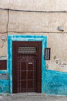 Porte marron d'une maison beige et bleue | Marrakech | Maroc | Tirage photo de voyage