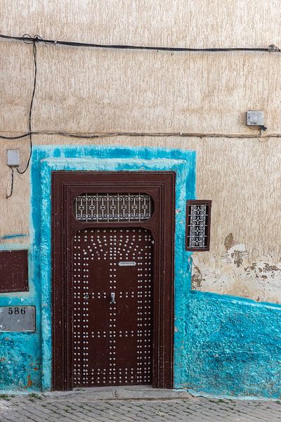 Brown door of beige and blue house | Marrakech | Morocco | Travel photography print by Kimberley Helmendag