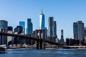 ein Welthandelszentrum und die Brooklyn-Brücke in New York im Winter