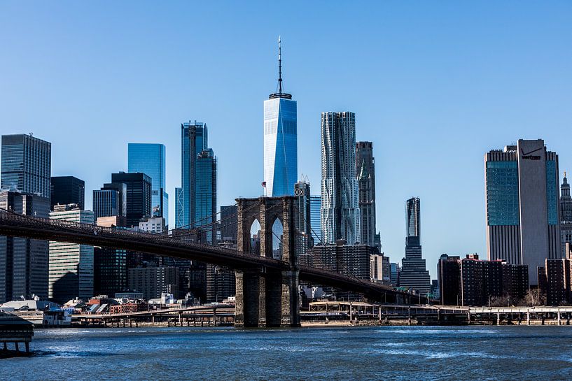 un centre de commerce mondial et un pont de Brooklyn à New York en hiver par Eric van Nieuwland