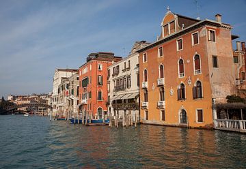 Alte Gebäude am Kanal im alten Zentrum von Venedig, Italien von Joost Adriaanse