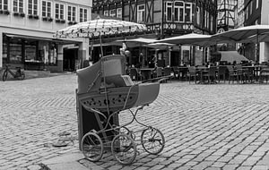 Alter Vintage-Kinderwagen in einer historischen Altstadt – Schwarz-Weiß-Retro-Fotografie-Konzept