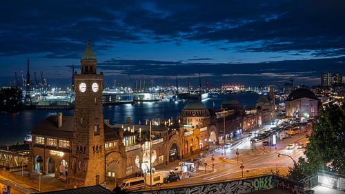 Hamburg Landungsbrücken op het blauwe uur
