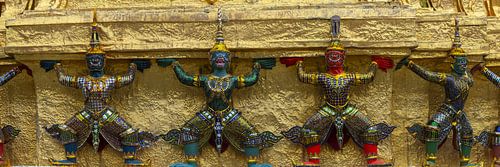 Mythische figuren in de gloed van de tempel