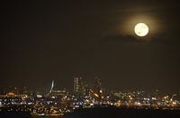 Rotterdam by night met supermaan