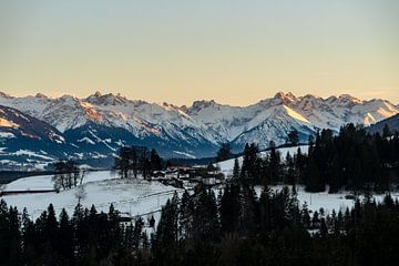 Zonsondergang over de Oberallgäuer Alpen van Leo Schindzielorz