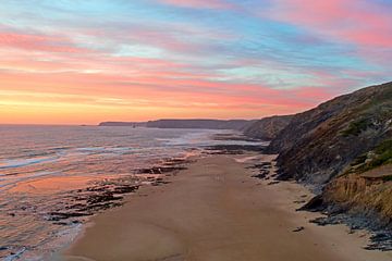 Zonsondergang bij Vale Figueiras in Portugal van Eye on You