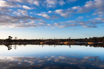 Wolkenlucht weerspiegelt in water Hatertse Vennen van eusphotography