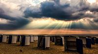 Badhokjes onder dramatische wolken in Katwijk aan Zee van Anneriek de Jong thumbnail