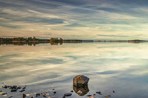 Schöner Himmel, der sich bei Sonnenuntergang im Wasser spiegelt