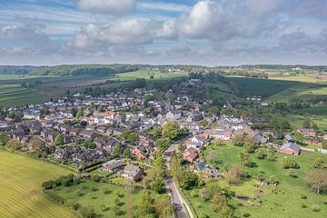 Luchtfoto van kerkdorpje Epen in Zuid-Limburg