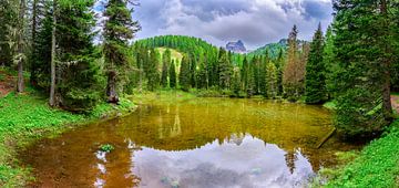 Lago bai di Dones in de Dolomieten tijdens de lente