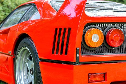 Ferrari F40 supercar in rood achteraanzicht