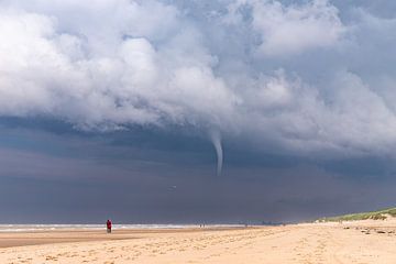 Threatening sky with waterspout by Yanuschka | Fotografie Noordwijk
