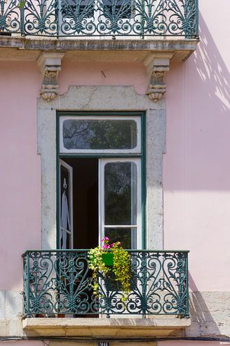 Fenster mit Balkon in Lissabon, Portugal