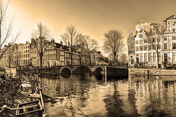 Binnenstad van Amsterdam in de Winter Sepia van Hendrik-Jan Kornelis