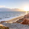 Sonnenuntergang am Sandstrand Praia da Falésia. Rote Klippen feiner Sand bei Albufeira, Portugal von Fotos by Jan Wehnert