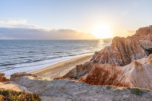 Zonsondergang op het zandstrand Praia da Falésia. Rode kliffen en fijn zand bij Albufeira, Portugal