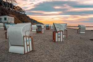 Lever de soleil sur la plage de la forêt des fantômes Nienhagen sur la mer Baltique, côte de la mer Baltique, Mecklembourg-Poméranie occidentale, Allemagne