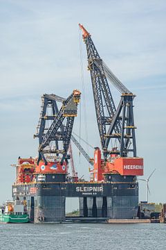 Het grootste kraanschip ter wereld: de Sleipnir. van Jaap van den Berg