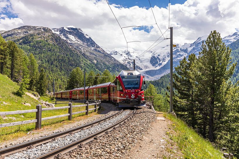 Bernina Express vor dem Morteratschgletscher in der Schweiz von Werner Dieterich