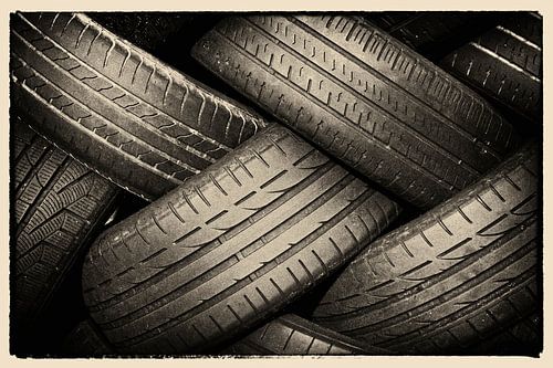 Illustration de pneus de voiture usés