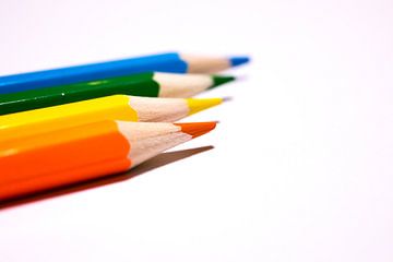 Gekleurde potloden op een rij 4