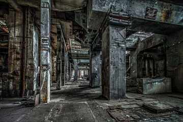 Betonnen interieur van een verlaten fabriek van Gerben van Buiten