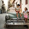 Enfants jouant sur une voiture cubaine sur Paula Romein