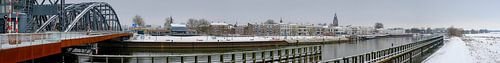 Winterpanorama IJsselkade en IJsselbrug Zutphen
