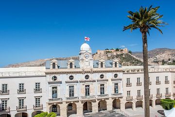 Zicht op het stadhuis van Almeria met een Moors kasteel in de achtergrond, Andalusië, Spanje, Europa van WorldWidePhotoWeb