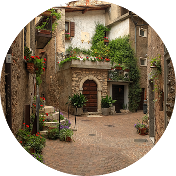 zomers mediterraans straatje van FotoBob