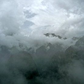 'In de wolken', Machu Picchu- Peru van Martine Joanne