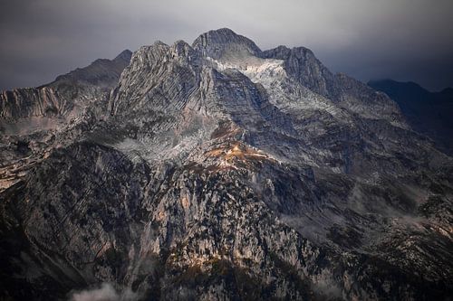 Harde steenachtige bergtop, slechts een steen tussen de mist en loodhoudende wolken. Kaukasus, Abcha