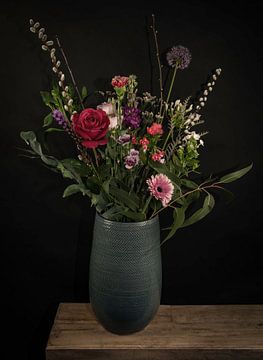 Modern stilleven blauwe vaas met bloemen van Marjolein van Middelkoop