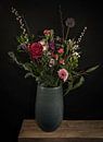 Modernes Stillleben blaue Vase mit Blumen von Marjolein van Middelkoop Miniaturansicht