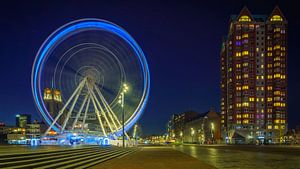Grande roue le soir à Rotterdam pendant l'heure bleue.