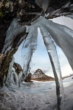 Vanachter de waterval Kirkjufellfoss by Gerry van Roosmalen