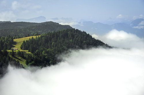 Wolken die als een deken over de bergen rollen van Mickéle Godderis
