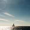 Eenzame zeilboot aan de horizon van Barbara Koppe