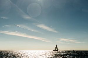 Voilier solitaire à l'horizon
