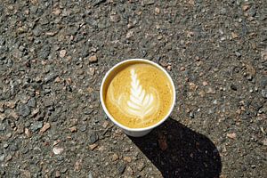 liebevoll dekorierter Kaffee zum Mitnehmen in Schottland