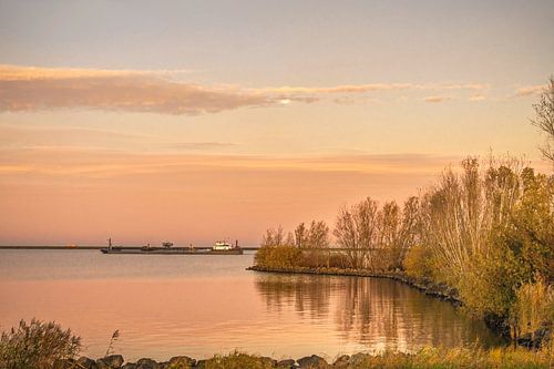 De vroege ochtend vaart. van Alie Ekkelenkamp