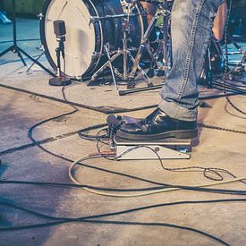 Voet op gitaar pedaal van Patricia Hofmeester